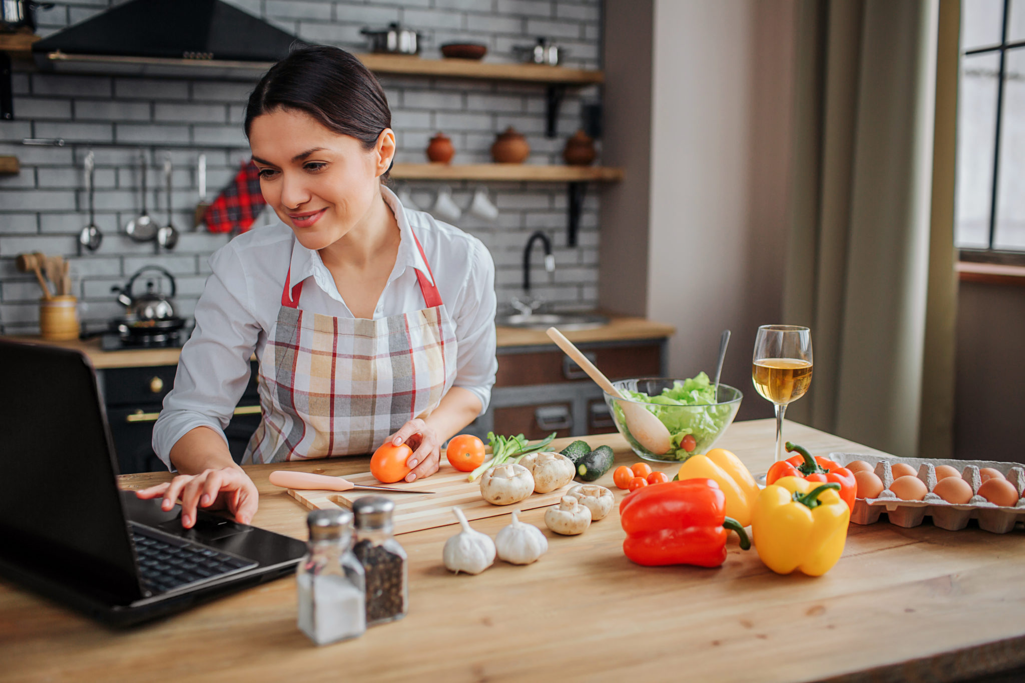 Woman cook. Взрослые женщины на кухне. Хозяйка сидит за столом. Приготовление пищи сидя. Видео готовки еды.